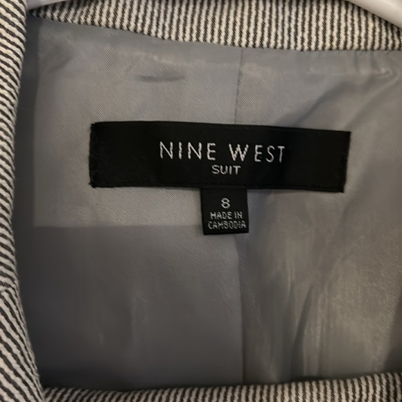 Striped suit - Picture 2 of 8